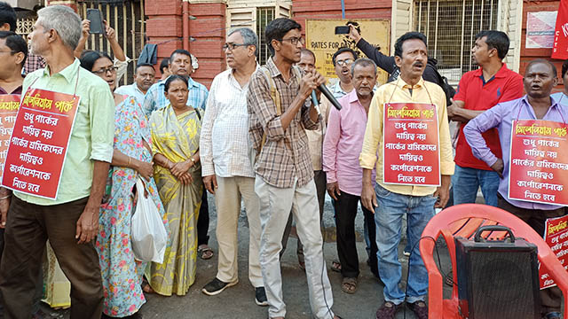 বাজেট অধিবেশনের মাঝে কলকাতা পৌরসভায় শ্রমিক বিক্ষোভ